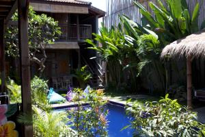 Κήπος έξω από το Tropical Canggu Hostel