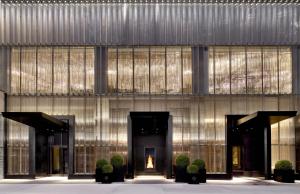 Facade o entrance ng Baccarat Hotel and Residences New York