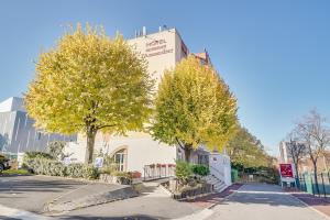 El barrio en el que está el hotel o un barrio cercano