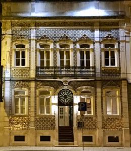 een oud gebouw met een letter p erop bij Hotel Jardim in Coimbra