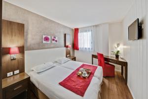 Rúm í herbergi á HOTEL PARIS PACIFIC PARIS-VILLEJUIF- PRES DU METRO L'HAY LES ROSES LIGNE 14 - Direct PARIS-AEROPORT ORLY ET INSTITUT GUSTAVE ROUSSI