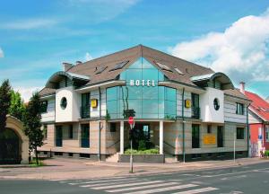 een hotelgebouw op de hoek van een straat bij Hotel Kálvária in Győr