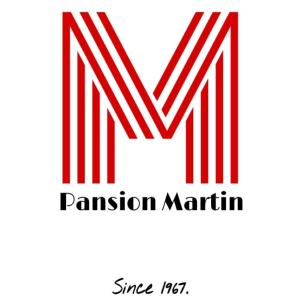 ポドストラナにあるPansion Martinの赤白のアミッションマーリンのロゴ