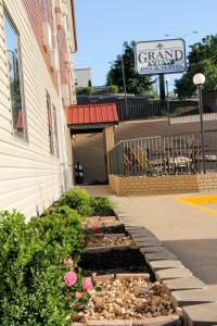 um edifício com um jardim de flores ao lado de um edifício em Grand View Inn & Suites em Branson