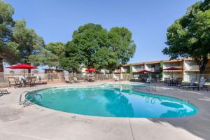 una piscina en un complejo con mesas y sillas en Quality Inn View of Lake Powell - Page, en Page