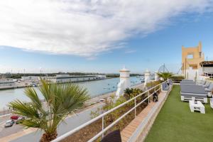 een uitzicht op het water vanaf het balkon van een gebouw bij Soho Boutique Puerto in El Puerto de Santa María