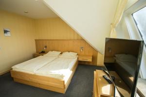 1 dormitorio con 1 cama grande y una escalera en Bürgermeisterkapelle, en Hildesheim