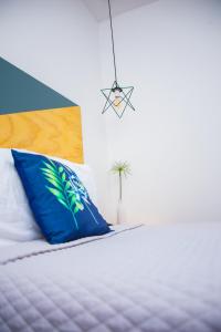 um quarto com uma almofada azul numa cama em Hotel Citlalli em San Salvador