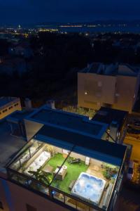 uma vista para um edifício com um pátio com uma piscina em Apartment Garden Terrace em Zadar