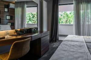 Tempat tidur dalam kamar di Best Western Premier Natalija Residence