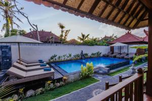 uma piscina no quintal de uma casa em Lembongan Small Heaven Bungalow em Nusa Lembongan