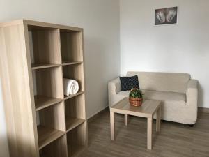 een woonkamer met een bank en een tafel bij Ubytování U Valašských ponožek in Hovězí