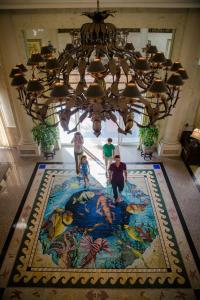 un groupe de personnes marchant sur un grand tapis dans un bâtiment dans l'établissement The Lago Mar Beach Resort and Club, à Fort Lauderdale