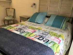 een bed met een kleurrijke quilt erop bij La Colombe in Vienne