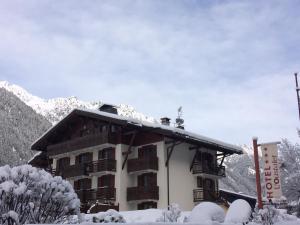 um edifício com neve no telhado em Oustalet em Chamonix-Mont-Blanc