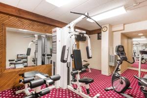 Fitnes centar i/ili fitnes sadržaji u objektu Ramada by Wyndham State College Hotel & Conference Center