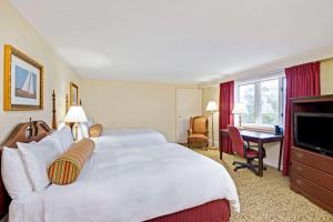 เตียงในห้องที่ Ramada by Wyndham Seekonk Providence Area