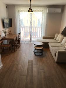 salon z kanapą i stołem w obiekcie Szczawnica Apartament Kaja w mieście Szczawnica