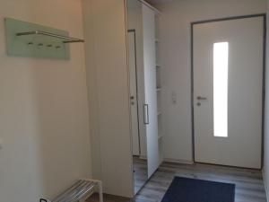 un corridoio vuoto con una porta e un tappeto di Ferienwohnung im Paradiesgarten a Deidesheim