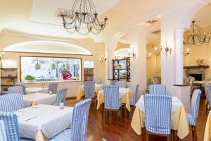 A seating area at La Taverna del Leone