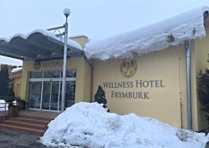 フリンブルクにあるWellness & Spa Apartments Lipno - Frymburkのウェルネスホテル前の積雪