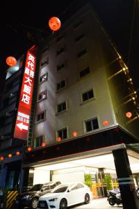 um carro branco estacionado em frente a um edifício em Ying Dai Hotel em Tainan