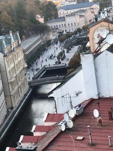 Pemandangan umum bagi Karlovy Vary atau pemandangan bandar yang diambil dari aparthotel ini