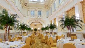 Reštaurácia alebo iné gastronomické zariadenie v ubytovaní Hotel Polonia Palace