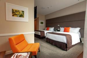 Tempat tidur dalam kamar di Paseo La Galería Hotel & Suites