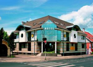 een hotelgebouw op de hoek van een straat bij Hotel Kálvária in Győr