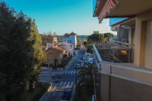 een balkon met uitzicht op een stadsstraat bij DIFFERENTFLATS Palafox in Salou