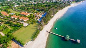 テラにあるLa Ensenada Beach Resortの海岸と海の空中を望む