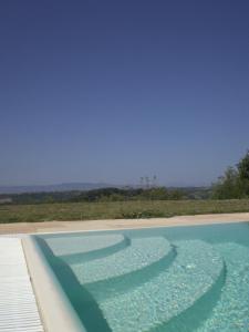 een zwembad met een strand op de achtergrond bij AGRITURISMO SANTA BARBARA COUNTRY HOUSE in San Miniato