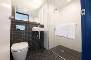 ibis budget Sydney Airport tesisinde bir banyo