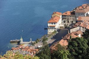 un gruppo di edifici su una collina vicino all'acqua di Hotel Concorde ad Arona