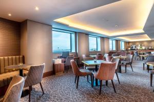 Khu vực ghế ngồi tại Crowne Plaza London Heathrow T4, an IHG Hotel