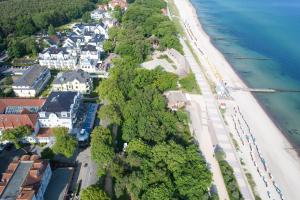 eine Luftansicht auf eine Stadt und den Strand in der Unterkunft Europa Hotel Kühlungsborn in Kühlungsborn