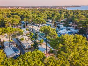 una vista aérea de un parque con casas y árboles en Zaton Holiday Resort Mobile Homes, en Nin