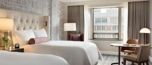 Katil atau katil-katil dalam bilik di Fairmont Washington DC Gold Experience