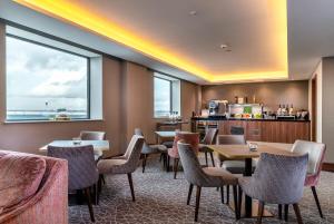 Khu vực ghế ngồi tại Crowne Plaza London Heathrow T4, an IHG Hotel