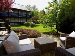 Vrt ispred objekta Hotel Nuit Et Jour - La Maison de Lucile