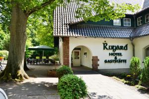 un bâtiment avec un panneau indiquant l'hôtel et restaurant impérial dans l'établissement Hotel am Rugard, à Bergen auf Rügen