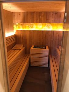 una sauna con paredes de madera y suelo de madera en Gasthof Deutscher Adler und Hotel Puchtler, en Bischofsgrün