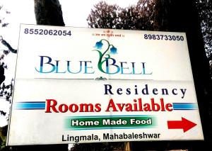 un signo de farmacia con una flecha roja en Bluebell Residency, en Mahabaleshwar