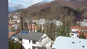 ein Haus mit Sonnenkollektor auf dem Dach in der Unterkunft Garni Hotel Sonata in Trenčianske Teplice