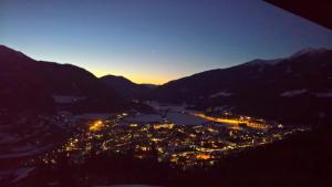 uma vista para uma cidade à noite com montanhas em Alpenblick Bed & Breakfast em Vipiteno