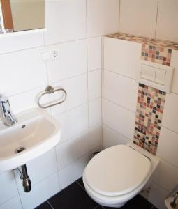 bagno con servizi igienici e lavandino di Gästehaus Jägerstüble a Neckarsulm