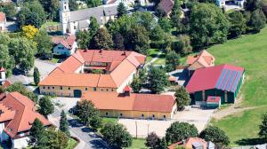 una vista aerea di un villaggio con case di Gasthof Fischer Dörnbach a Wilhering