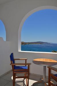 een tafel en stoelen met uitzicht op de oceaan bij Christina's House in Koufonisia