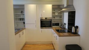 een keuken met witte kasten en een aanrecht bij Quay Apartments in Manchester